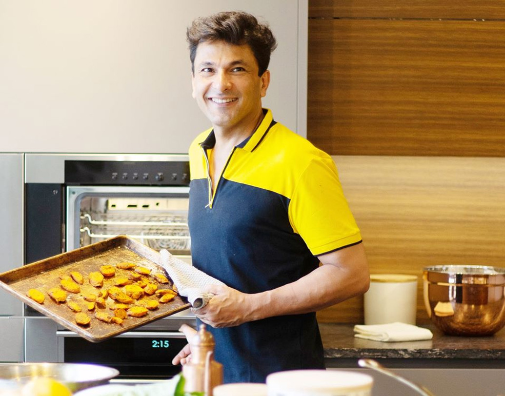 মাত্র ১৭ বছর বয়সেই নানারকমের রেসিপি তাঁর হাতের মুঠোয়। রীতিমতো ব্যাঙ্কোয়েট ভাড়া করে শুরু করলেন ব্যবসা। বিয়ে এবং অনুষ্ঠানের জন্য। কেটারিংয়ের দায়িত্ব তাঁর।