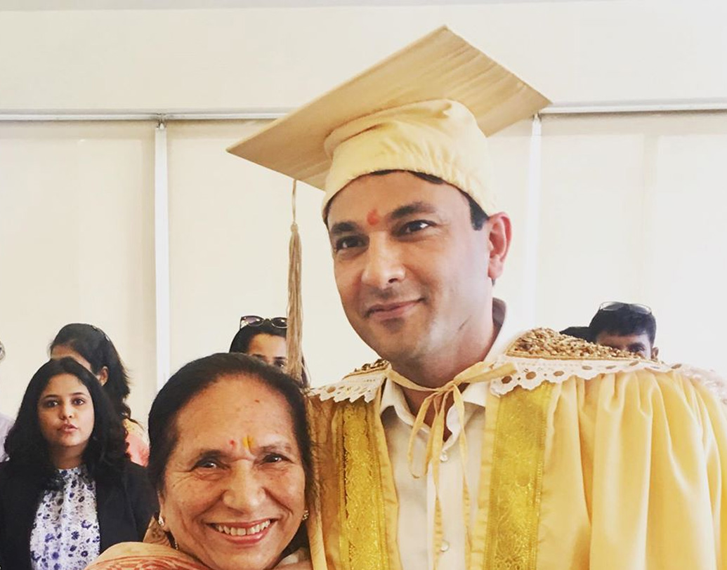 কিছু টাকা জমতেই রাস্তার পাশে দোকান দিলেন বিকাশ। প্রথমে ছোলে বাটুরে, তারপর তন্দুরি। রান্না নিয়েই উচ্চশিক্ষা। প্রাথমিক ভাবে মণিপালে, তারপর ২০০০ সালে চলে গেলেন আমেরিকা। নেহাতই ভাগ্যপরীক্ষার জন্য।