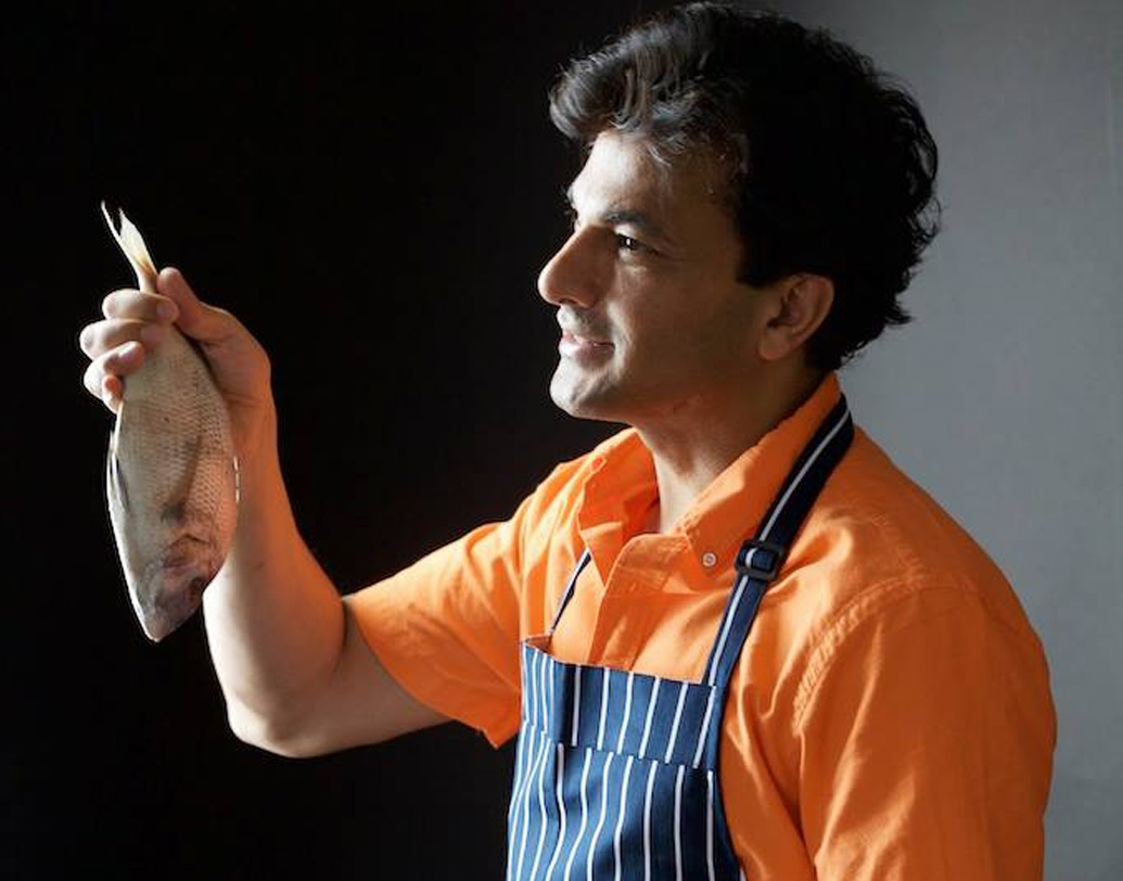 বিদেশ পাড়ির আগেই দেশের নামী হোটেলে প্রশিক্ষণ নেওয়া হয়ে গিয়েছিল বিকাশের। তবু তিনি আমেরিকায় শুরু করেছিলেন শূন্য থেকে। নিউইয়র্কে প্রথম কয়েকদিন আশ্রয়হীন ছিলেন বিকাশ। মাথার উপর ছাদ এবং দু’বেলা দু’মুঠো খাবার পেতেন নিউইয়র্ক সিটি রেসকিউ মিশনে।