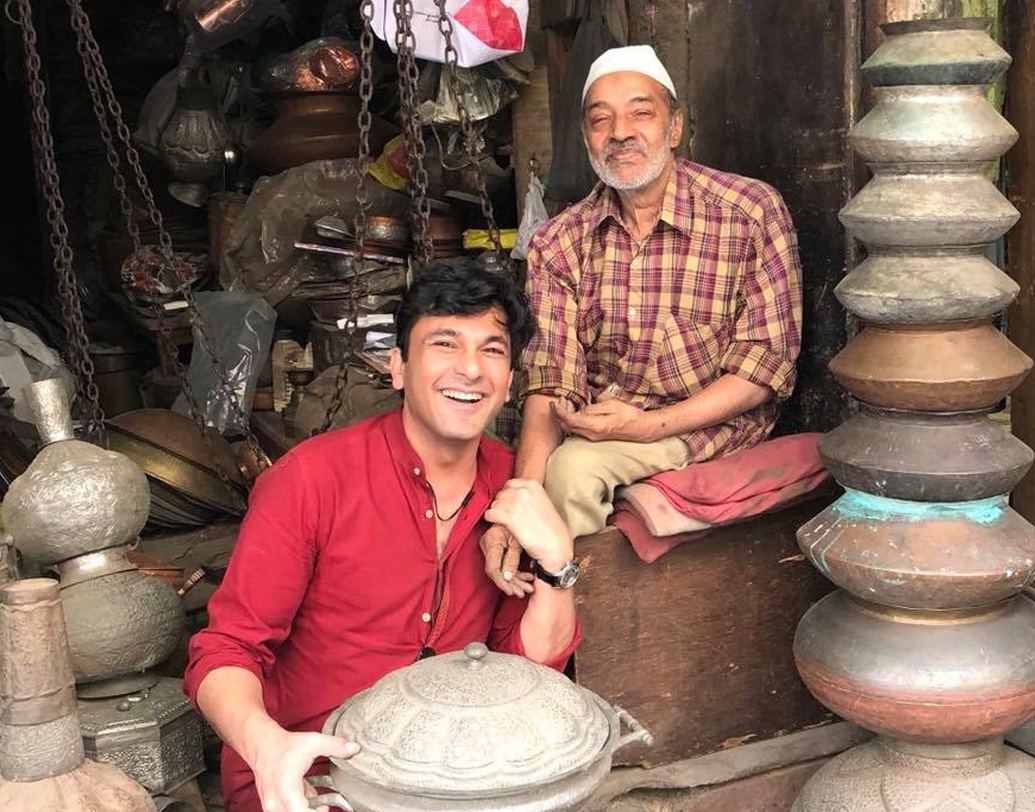 ভারত এবং পৃথিবীর বিভিন্ন দেশে সমাজসেবায় জড়িত বিকাশ। নিউইয়র্কে নিজের ফেলে আসা দিন তিনি ভোলেননি। সেখানেও কাজ করেছেন দুঃস্থদের মুখে খাবার তুলে দেওয়ার লক্ষ্যে।