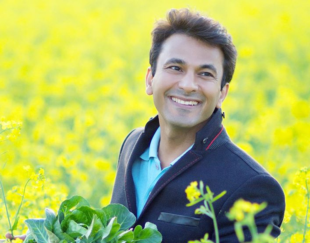 বিকাশের প্রিয় রং হলুদ। এটা তাঁর কাছে সূর্যের রং, আবার রান্নায় অপরিহার্য, গুণসমৃদ্ধ একটি মশলার রং। রন্ধন শিল্পীর সাদা পোশাকে হলুদের দাগ বিকাশ খুব ভালবাসেন।