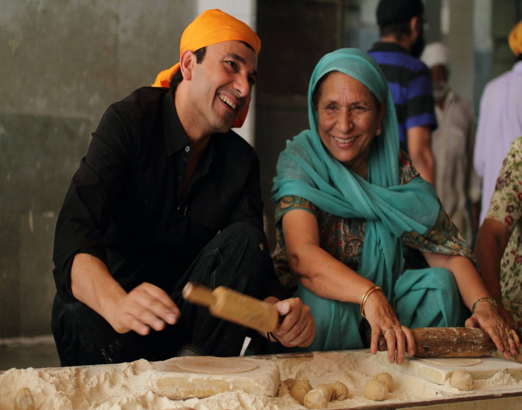 নিজের রেস্তোরাঁ, অন্য পাঁচতারা রেস্তোরাঁর রান্নাঘরে বাজিমাত করা বিকাশ খন্নার পছন্দের জায়গা অমৃতসরের স্বর্ণমন্দির। ভালবাসেন স্বর্ণমন্দিরের লঙ্গরখানায় সবার সঙ্গে বসে চাপাটি বানাতে। কানাডার প্রধানমন্ত্রী জাস্টিন ত্রুদো সপরিবারে যখন এসেছিলেন ভারত সফরে, তাঁদের সবাইকে স্বর্ণমন্দিরের লঙ্গরখানায় হাতে ধরে চাপাটি বেলতে শিখিয়েছিলেন বিকাশ।