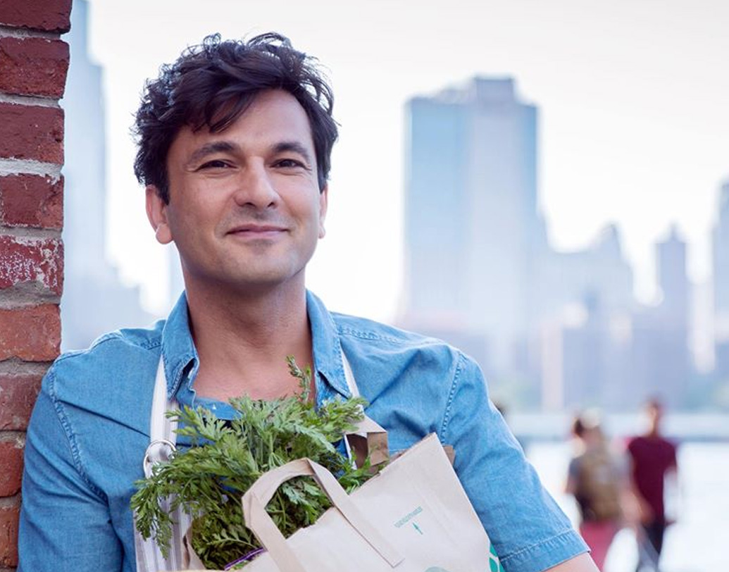 ৪৮ বছর বয়সি বিকাশ এখন সপরিবারে বছরের বেশিরভাগ সময়েই আমেরিকার বাসিন্দা। তবে এখনও বিয়ে করেননি তিনি। শোনা গিয়েছিল, আর এক রন্ধনশিল্পী শিপ্রা খন্নার সঙ্গে তাঁর সম্পর্ক আছে। রটেছিল তাঁদের বিয়ের গুঞ্জনও। কিন্তু তারপর তা রয়ে গিয়েছে গুজবের স্তরেই।