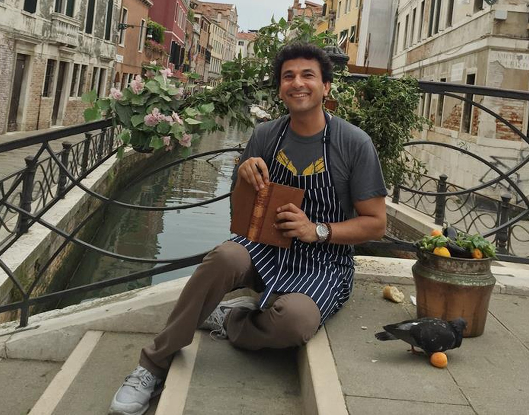 জন্মের পরে ডাক্তার বলেছিলেন, বিকাশ কোনওদিন হাঁটতে পারবেন না। শুনে, তাঁর মা বলেছিলেন, ‘সেটা আপনার মনে হতে পারে। কিন্তু আমার ছেলে একদিন আকাশে উড়বে।’ মায়ের কথা সত্যি বলে প্রমাণ করেছেন বিকাশ।