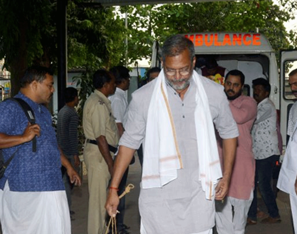 ওই বয়সেই তিনি ফিল্মের পোস্টার আঁকার কাজ শুরু করেন। পোস্টার পিছু ৩৫ টাকা পেতেন। একটা সময় রাস্তার জেব্রা ক্রসিং রং করেও উপার্জন করেছেন তিনি।