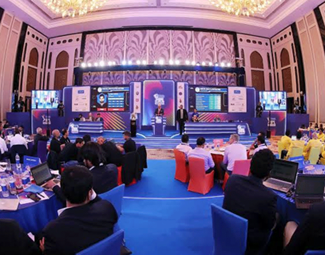 কিন্তু শুধু চাইলেই তো হবে না। তার জন্য অনেক টাকার প্রয়োজন। প্রত্যেক ফ্র্যাঞ্চাইজিই একটা দল সাজিয়ে নিয়েছেন ইতিমধ্যেই। তাদের ইচ্ছামতো প্রকৃত অর্থে সেই দলটাই আগামী আইপিএলে খেলবে কি না, তা নির্ভর করছে ওই টাকার অঙ্কের উপরেই। পছন্দের প্লেয়ারের জন্য কে কত বেশি টাকা খরচ করবে, তার উপরে।