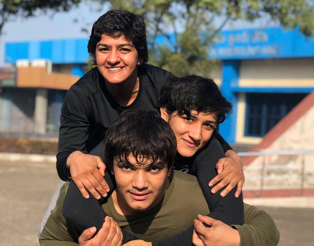 ঋতুর জন্ম ১৯৯৪-এর ২ মে, হরিয়ানার বালালিতে। ছোট থেকেই আখড়ায় দিদিদের মহড়া দেখে বড় হয়েছেন। বাবা, প্রাক্তন কুস্তিগীর মহাবীর ফোগতের তত্ত্বাবধানে শুরু হয় ঋতুর-ও প্রশিক্ষণ। তখন তাঁর বয়স মাত্র আট বছর। খেলায় মন দেবেন বলে দশম শ্রেণিতেই স্কুল ছেড়ে দেন ঋতু। এরপর তাঁর জীবন জুড়ে শুধুই কুস্তি।