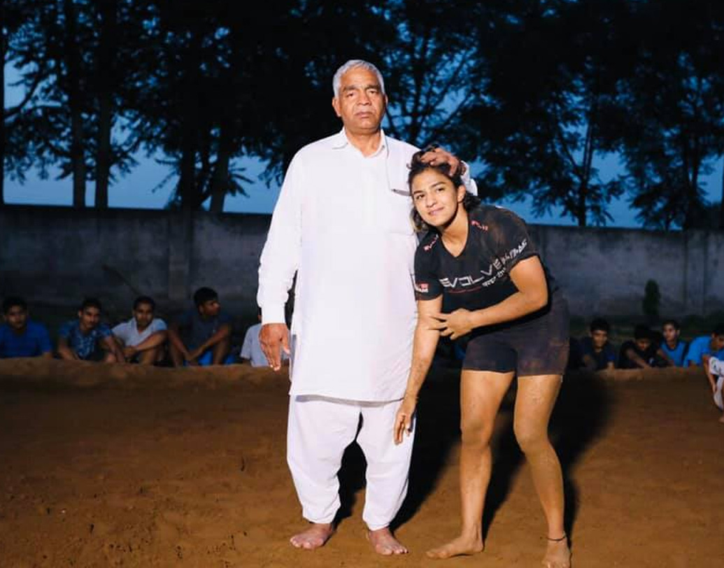 মহাবীর ফোগতের পরিবারের মেয়ে মানেই নামী কুস্তিগীর। গত কয়েক দশক ধরে এটাই হয়ে দাঁড়িয়েছে পরিচিত রীতি। মহাবীর ফোগতের বড় ও মেজো মেয়ে, গীতা ও ববিতা দু’জনেই কমনওয়েলথ গেমসে স্বর্ণপদক জিতেছেন।