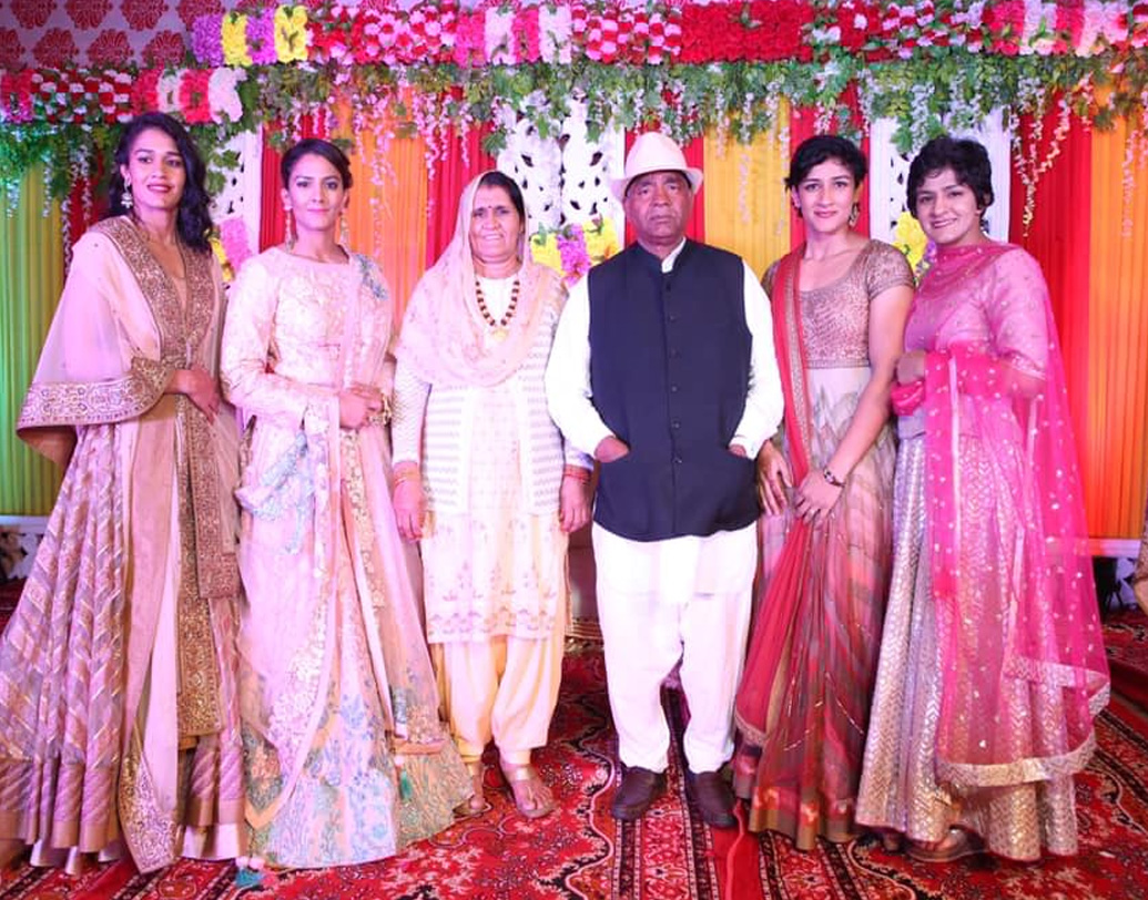 গীতা-ববিতা এবং মহাবীর ফোগতের লড়াই সেলুলয়েডবন্দি হয়েছে আমির খানের ‘দঙ্গল’ ছবিতে। তবে মহাবীর ফোগতের লড়াই ওখানেই শেষ হয়ে যায়নি। তিনি হাতে ধরে তৈরি করেছেন পরিবারের বাকি মেয়েদেরও।