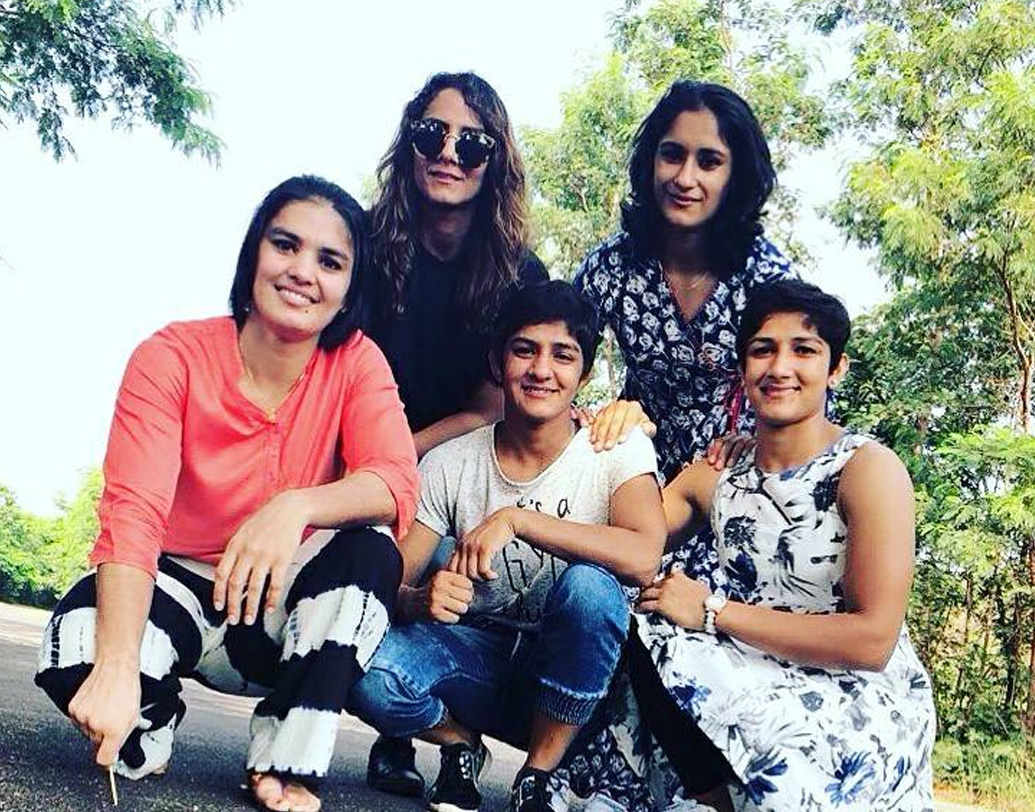 কমনওয়েলথ গেমসে সোনা পেয়েছেন ভিনেশ ফোগত। প্রিয়ঙ্কা ফোগত-ও আন্তর্জাতিক মঞ্চে পরিচিত নাম। দু’জনেই ফোগত পরিবারের মেয়ে এবং গীতা-ববিতার তুতো বোন।