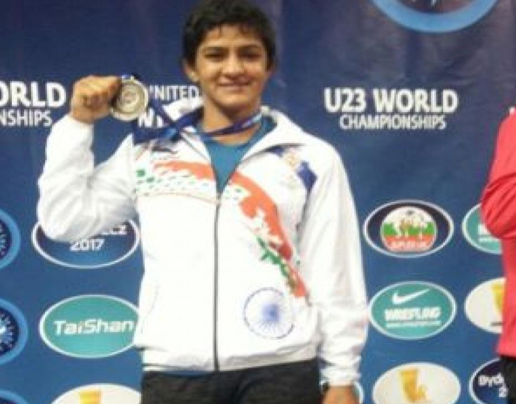 ২০১৬-র নভেম্বরে সিঙ্গাপুরে ৪৮ কেজি বিভাগে কমনওয়েলথ গেমসে সোনা জেতেন ঋতু ফোগত। সে বছর প্রো রেসলিং লিগ-এ তিনি ছিলেন সবচেয়ে দামি খেলোয়াড়। ৩৬ লক্ষ টাকার বিনিময়ে তাঁর সঙ্গে চুক্তি করে জয়পুর নিনজা ফ্র্যাঞ্চাইজি।