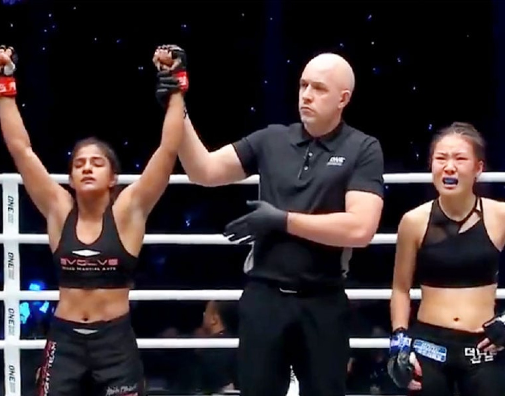 চিনের বেইজিং-এ এই প্রতিযোগিতার অ্যাটমওয়েট বা ৫২ কেজি বিভাগে জয়ী হয়েছেন ঋতু। প্রতিদ্বন্দ্বী, দক্ষিণ কোরিয়ার কিম নাম হি-কে ধরাশায়ী করতে ঋতুর সময় লেগেছে মাত্র সাড়ে তিন মিনিট।