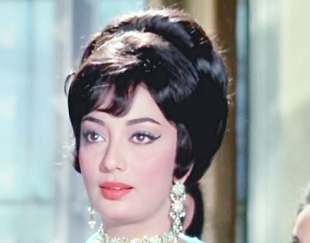 অবিভক্ত ভারতের করাচির সিন্ধ প্রদেশে সাধনার জন্ম ১৯৪১ সালের ২ সেপ্টেম্বর। তাঁর কাকা ছিলেন অভিনেতা হরি শিবদাসানি। করিশ্মা-করিনার মা অভিনেত্রী ববিতা হলেন সাধনার খুড়তুতো বোন।