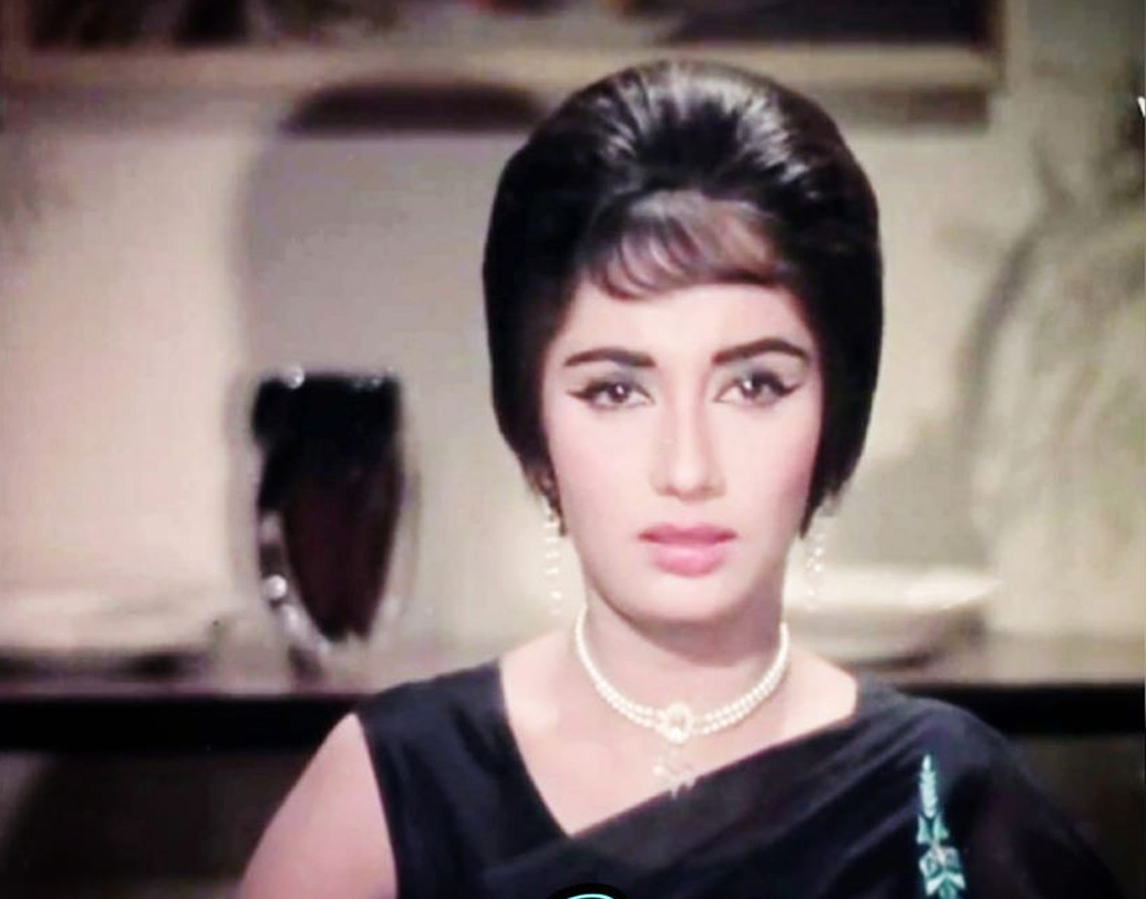 তিন ও চার দশকের জনপ্রিয় নৃত্যশিল্পী তথা নায়িকা সাধনা বসু-র নামে নামকরণ হয়েছিল শিবদাসানির পরিবারের সদ্যোজাত শিশুর। দেশভাগের পরে তাঁদের পরিবার করাচি থেকে চলে এসেছিল তত্কালীন বম্বে শহরে।