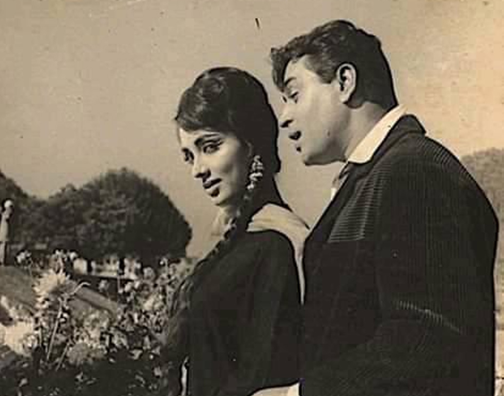 রাজ কপূর-নার্গিসের ‘শ্রী ৪২০’ ছবিতে ‘মুড় মুড় কে না দেখ’ গানে সমবেত নৃত্যশিল্পী ছিলেন সাধনা। তাঁর ছবি প্রকাশিত হয় ফিল্মি পত্রিকায়। সেখানেই তিনি নজর কাড়েন পরিচালক শশধর মুখোপাধ্যায়ের।