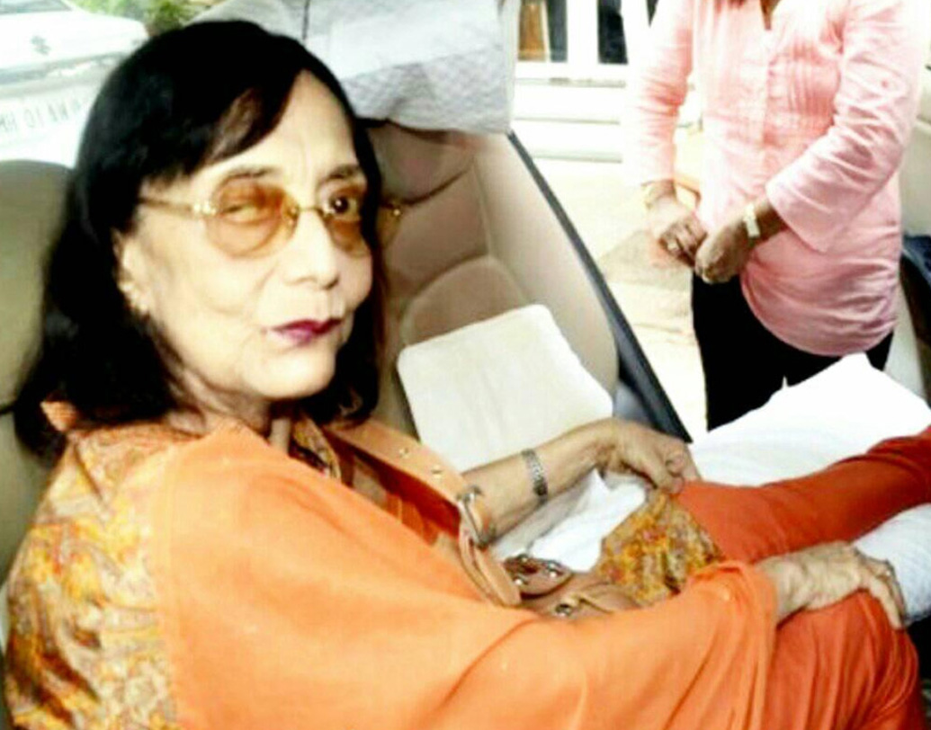 অসুস্থতা, একাকিত্বের পাশাপাশি শেষ জীবনে সাধনা কষ্ট পেয়েছেন আর্থিক দিক দিয়েও। শোনা যায়, নিজের কেরিয়ারের সেরা সময়ে মহার্ঘ্যতম নায়িকা সাধনা শেষ জীবনে থাকতেন আশা ভোঁসলের সান্তাক্রুজের ফ্ল্যাটে।