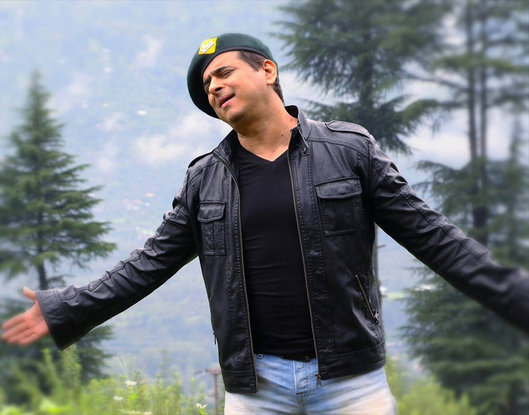 পলাশের জন্ম ১৯৬৫-র ২৩ সেপ্টেম্বর, লখনউ শহরে। তাঁর বাবা, মা দু’জনেই ডাক্তার। বাবা, মায়ের বদলির চাকরি হওয়ায় পলাশের ছোটবেলার বড় অংশ কেটেছে শ্রীনগরে, দাদু-দিদার কাছে। তাঁর মা কাশ্মীরের মেয়ে। পলাশের দাদু ছিলেন শ্রীনগর হাইকোর্টের প্রধান বিচারপতি। চালকের পাশে বসে জম্মু থেকে শ্রীনগর যাতায়াতের নৈসর্গিক দৃশ্য তাঁর ফেলে আসা শৈশবের প্রিয় স্মৃতি।