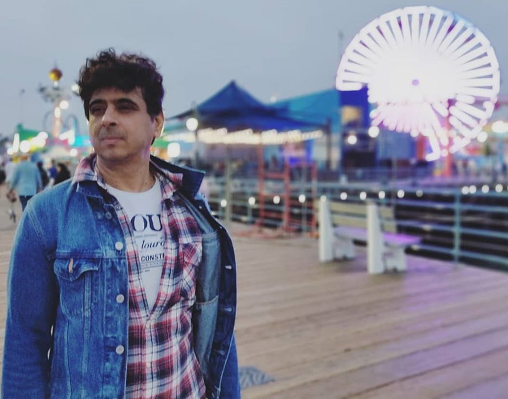 পলাশের পৈতৃক পরিবারের পুরনো উপাধি ছিল সেনশর্মা। তার থেকে সেন। তাঁর পরিবারের প্রত্যেক প্রজন্মেই চিকিৎসকদের প্রাধান্য। প্রাচীন রাজবৈদ্য ছিলেন তাঁর পূর্বপুরুষরা। পলাশ পরিবারের সপ্তদশ প্রজন্মের চিকিৎসক।