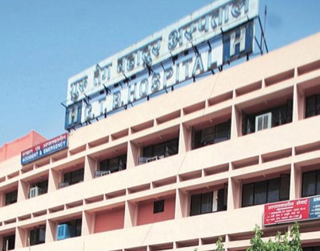 দিল্লির সেন্ট কলম্বাস স্কুলে পড়ার সময় থেকেই পলাশ গান ও অভিনয়ের সঙ্গে যুক্ত ছিলেন। দিল্লির তেগবাহাদুর হাসপাতাল থেকে তিনি এমবিবিএস ডিগ্রি লাভ করেন।