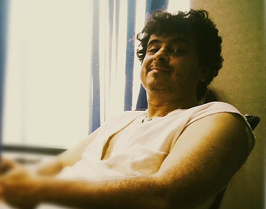 ডাক্তারি পড়ার সময় থেকেই পলাশের ব্যান্ড ‘ইউফোরিয়া’-র সূত্রপাত। তাঁর হস্টেলের ঘরটাই কার্যত ছিল ইউফোরিয়ার আঁতুড়ঘর। পলাশের লেখা প্রথম গান ছিল ‘হেভন অন সেভেন্থ ফ্লোর’। হস্টেলের সাত তলায় নিজের ঘরটাই ছিল গানের বিষয়। তখন পলাশ গান লিখতেন ইংরেজিতে।