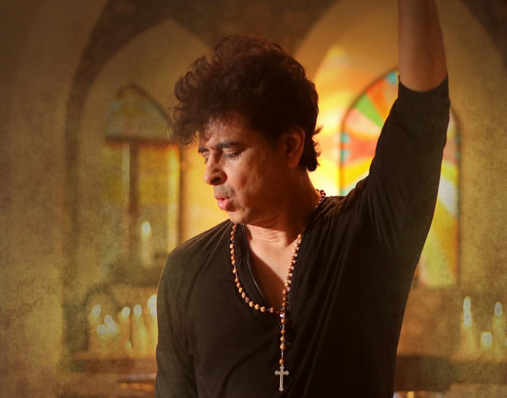 তুলনায় কম হলেও পলাশ সেন প্লে ব্যাক-ও করেছেন। ‘ফিলহাল’, ‘ঢুঁনঢতে রহে যাওগে’, ‘লমহা’-সহ কিছু ছবিতে জনপ্রিয় হয় তাঁর গান। গান করেছেন বাংলা ছবিতেও। ‘বাপি বাড়ি যা’, ‘সন্ধে নামার আগে’ ছবিতে জনপ্রিয় হয় পলাশের গান।