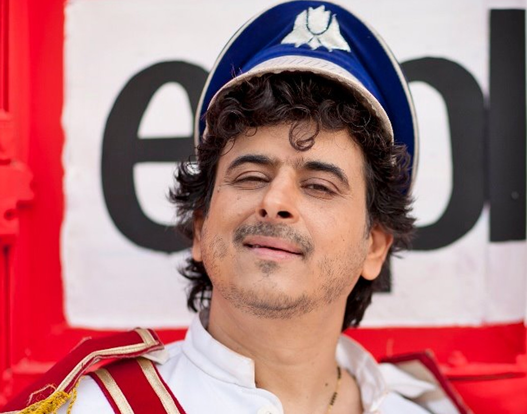 পলাশের স্ত্রী শালিনী কলেজের লেকচারার। তাঁদের ছেলে কিংশুক লস অ্যাঞ্জেলসে ক্যালিফর্নিয়া ইউনিভার্সিটির ছাত্র। মেয়ে, কিয়ানা পড়ে দিল্লির ‘দ্য মাদার্স ইন্টারন্যাশনাল স্কুল’-এ।