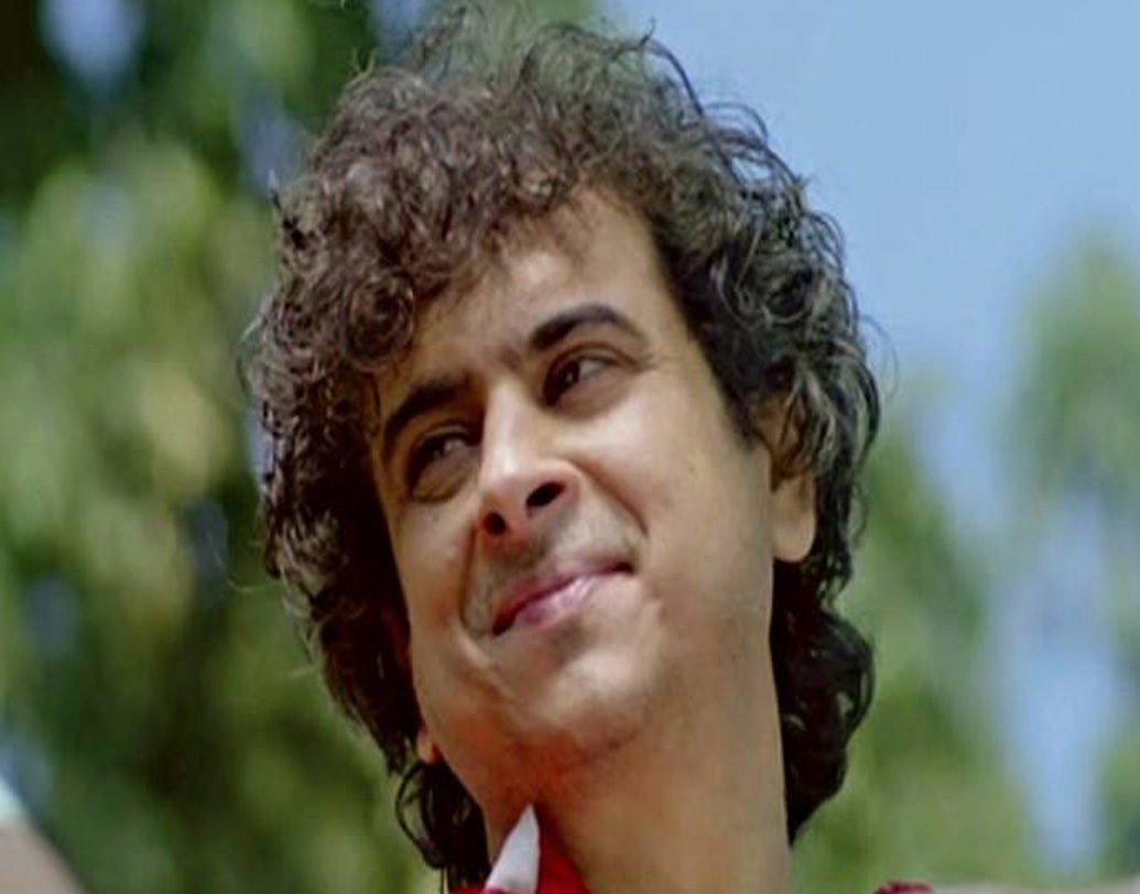 দিল্লিতে পলাশের বাড়িতে সহাবস্থান স্টুডিয়ো এবং ক্লিনিকের। কখনও তিনি ব্যস্ত রোগীকে পরীক্ষা করায়। আবার কখনও তিনি-ই স্টুডিয়োতে মগ্ন নতুন সুরের খোঁজে। প্যাশনের দু’দিকেই ভারসাম্য রাখার চেষ্টা করেন পলাশ।