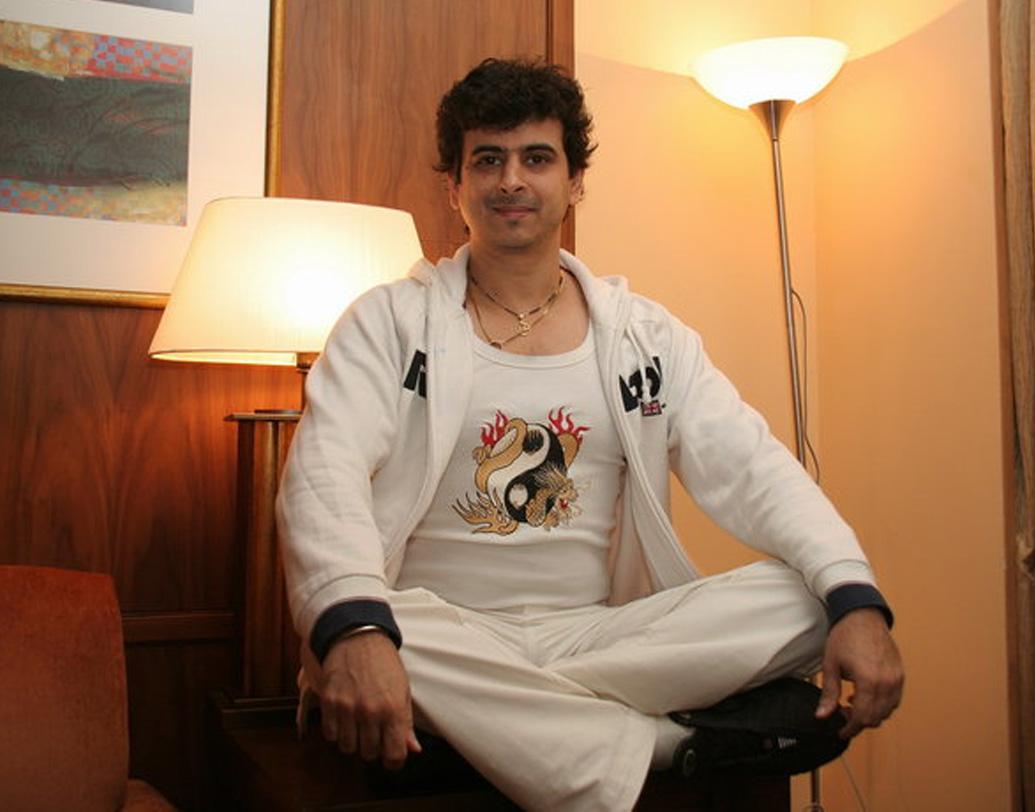 এক সাক্ষাৎকারে পলাশ বলেছেন, প্লেব্যাকের মূল স্রোত গ্রাস করেছে ইন্ডিপপের শাখাকে। হয়, সেই স্রোতে গা ভাসাতে হয়েছে, নয়তো হারিয়ে যেতে হয়েছে ইন্ডাস্ট্রি থেকে। জানিয়েছেন, নিজের ব্যান্ডের অস্তিত্ব বজায় রাখতেই তিনি প্লেব্যাক থেকে দূরত্ব বজায় রেখেছেন।  ( ছবি: সোশ্যাল মিডিয়া)