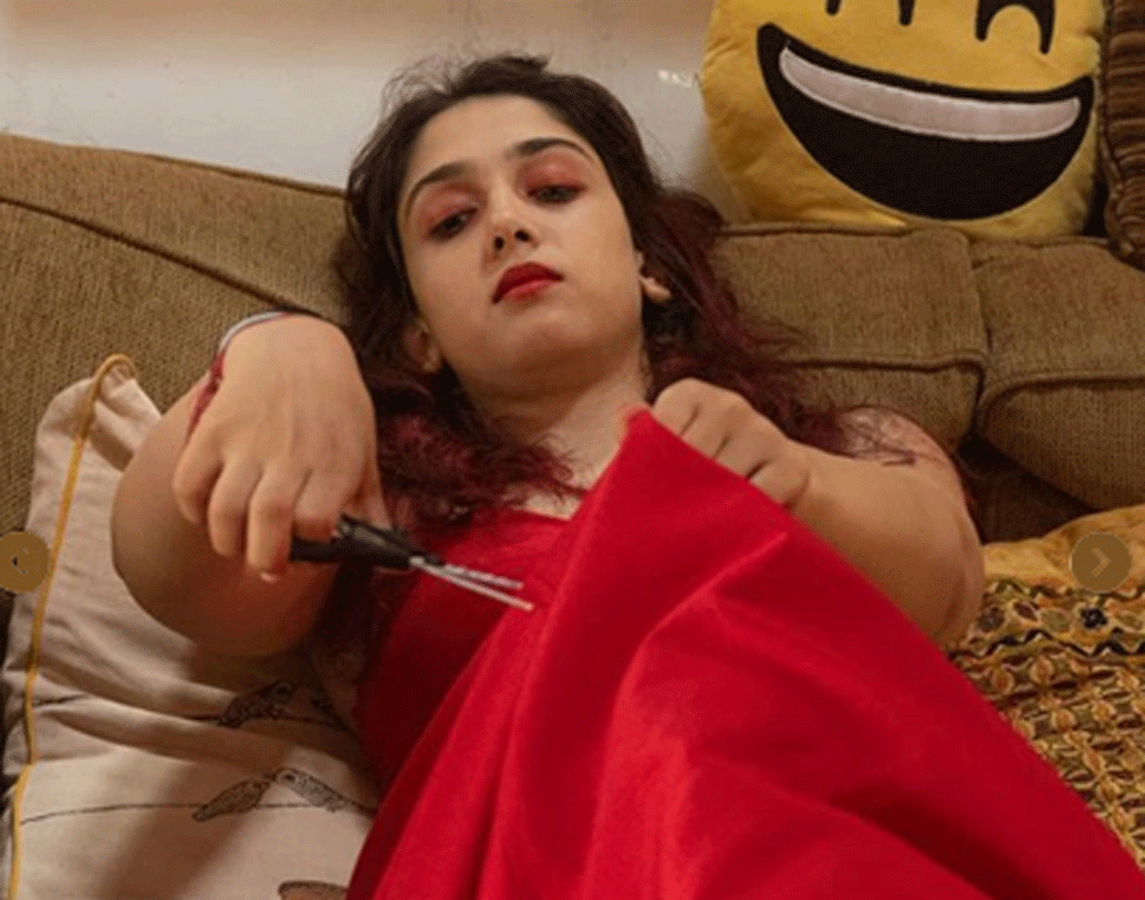 ইনস্টাগ্রামে পোস্ট হওয়া সেই ছবিগুলোর একটিতে অদ্ভুত মেকআপ করেছেন ইরা। একটিতে আবার গাঢ় লাল রঙের পোশাক পরে বিছানায় শুয়ে নিজের পোশাক কাঁচি দিয়ে নিজেই কাটছেন।