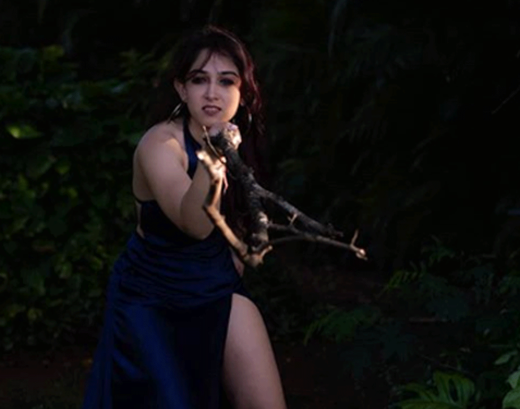 কোনওটায় আবার জঙ্গলে দাঁড়িয়ে। আর তার পরই একটা গাছের ডাল নিয়ে বন্দুকের মতো সেটা তাক করলেন ক্যামেরার দিকে। ঠিক যেন কারও আগমনের বার্তা পেয়ে বন্দুক তাক করেছেন।