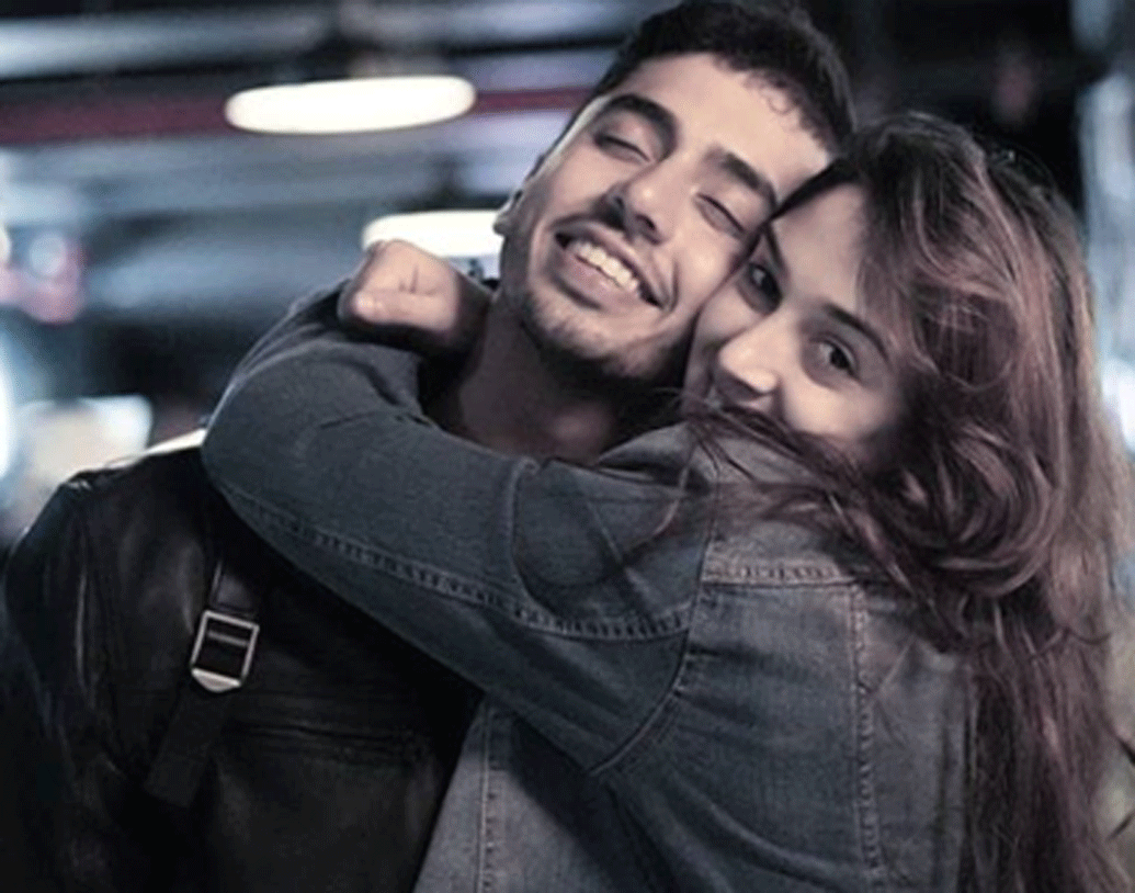 আমির কন্যার বয়স মাত্র ২২ বছর। মুম্বইয়ে ১৯৯৭ সালে তাঁর জন্ম। সুপারস্টার আমির এবং তাঁর প্রাক্তন স্ত্রী রীনার মেয়ে ইরা। এই ফোটোশুটের আগেও শিরোনামে এসেছিলেন তিনি। যখন জানিয়েছিলেন তাঁর প্রেম সম্পর্কে। ইনস্টাগ্রামে তাঁকে প্রশ্ন করা হয়েছিল, তিনি কি এখন কাউকে ডেট করছেন? উত্তরে তিনি নিজের এবং মিশাল কৃপালনীর ছবি দেন। সেই সঙ্গে ছবিতে ট্যাগও করে দেন মিশালকে।