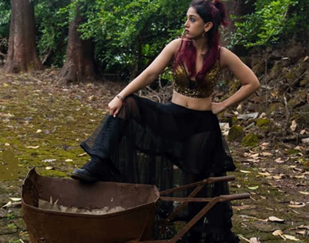 পরিচালনার পাশাপাশি অভিনয়ে পর্দা কবে মাতাবেন ইরা, সেই অপেক্ষাতেই রয়েছেন তাঁর ফ্যানেরা। আপাতত সাহসী ফোটোশুটে ইন্টারনেট মাতাচ্ছেন আমির-কন্যা।