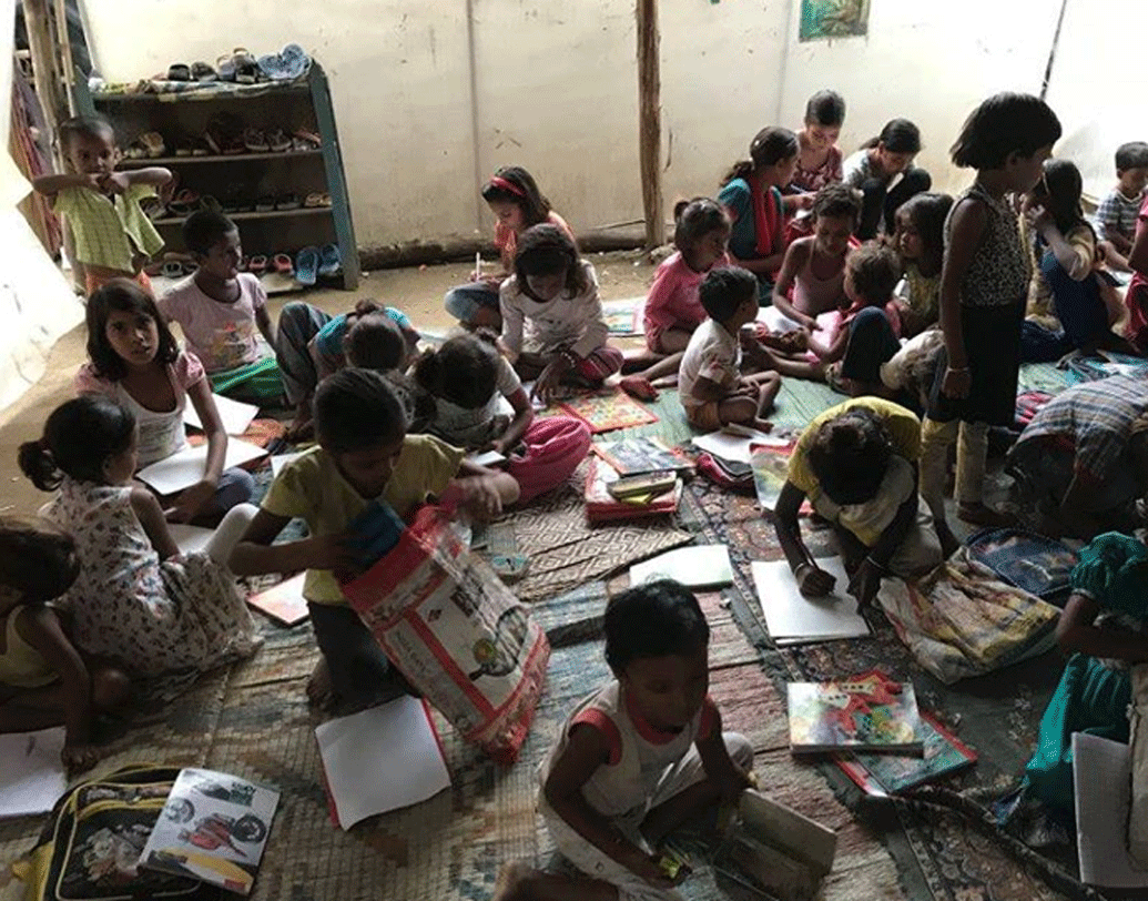 ছেলে ছিলেন ভারতীয় বায়ুসেনার পাইলট স্কোয়াড্রন লিডার শিশির তিওয়ারি। ২০১৭ সালে এক বিমান দুর্ঘটনায় তিনি মারা যান। শিশিরের ইচ্ছা পূরণে বস্তির ৩৫০ ছেলেমেয়েকে নিজের পায়ে দাঁড় করাতে দিনরাত এক করে পরিশ্রম করছেন তাঁরা।