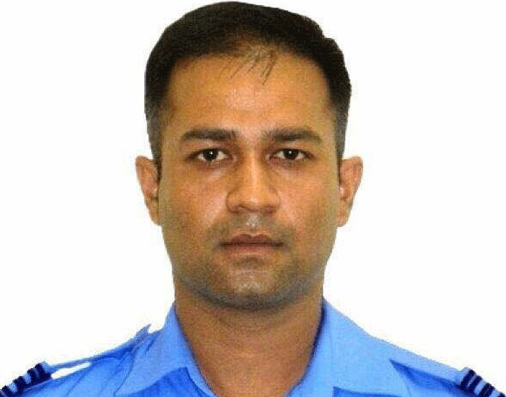 ২০১৭ সালে ঘটেছিল সেই মর্মান্তিক ঘটনা। ৬ অক্টোবর অরুণাচলের তাওয়াং জেলার উপর ভারতীয় সেনার এমআই-১৭ ভি৫ কপ্টার ভেঙে পড়ে। সেই কপ্টারেই ছিলেন শিশির।