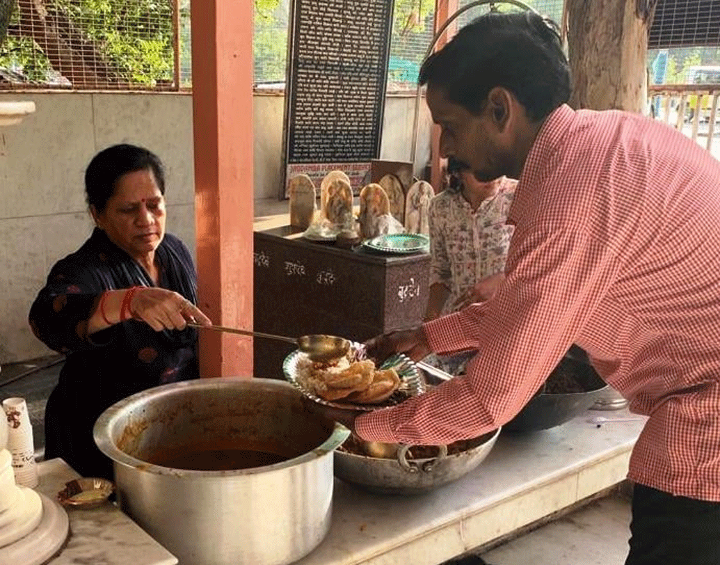 ২০১৮ সালে এই ট্রাস্ট প্রতিষ্ঠিত হওয়ার পরই তাঁরা ছেলের স্বপ্নপূরণের কাজ শুরু করেন। দিল্লির যমুনা খদর বস্তির কিছু শিশুকে তাঁরা পড়াতে শুরু করেন।