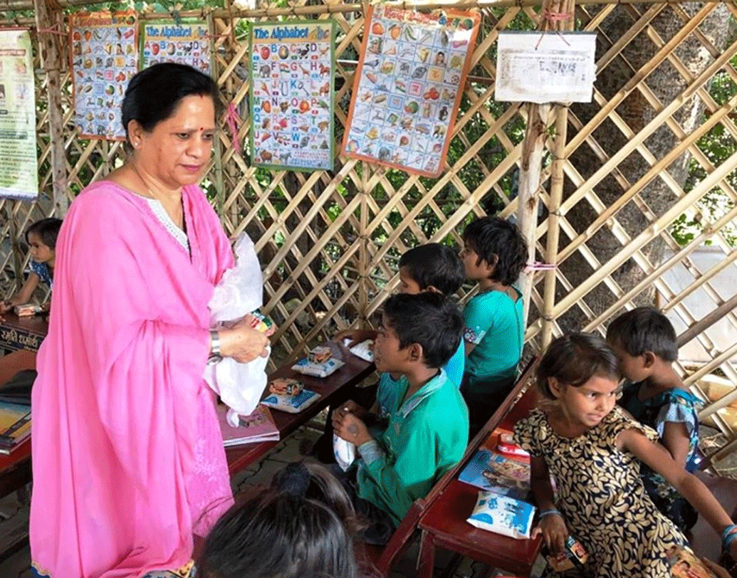 বস্তির ছেলেমেয়েদের পড়াশোনায় আগ্রহী করে তোলাটা মোটেই সহজ কাজ ছিল না। তার উপর দারিদ্রের জন্য অনেকের বাবা-মা তাদের স্কুলে না পাঠিয়ে কাজে পাঠিয়ে দিতেন। ফলে প্রথম প্রথম কেউই আসত না পড়তে।