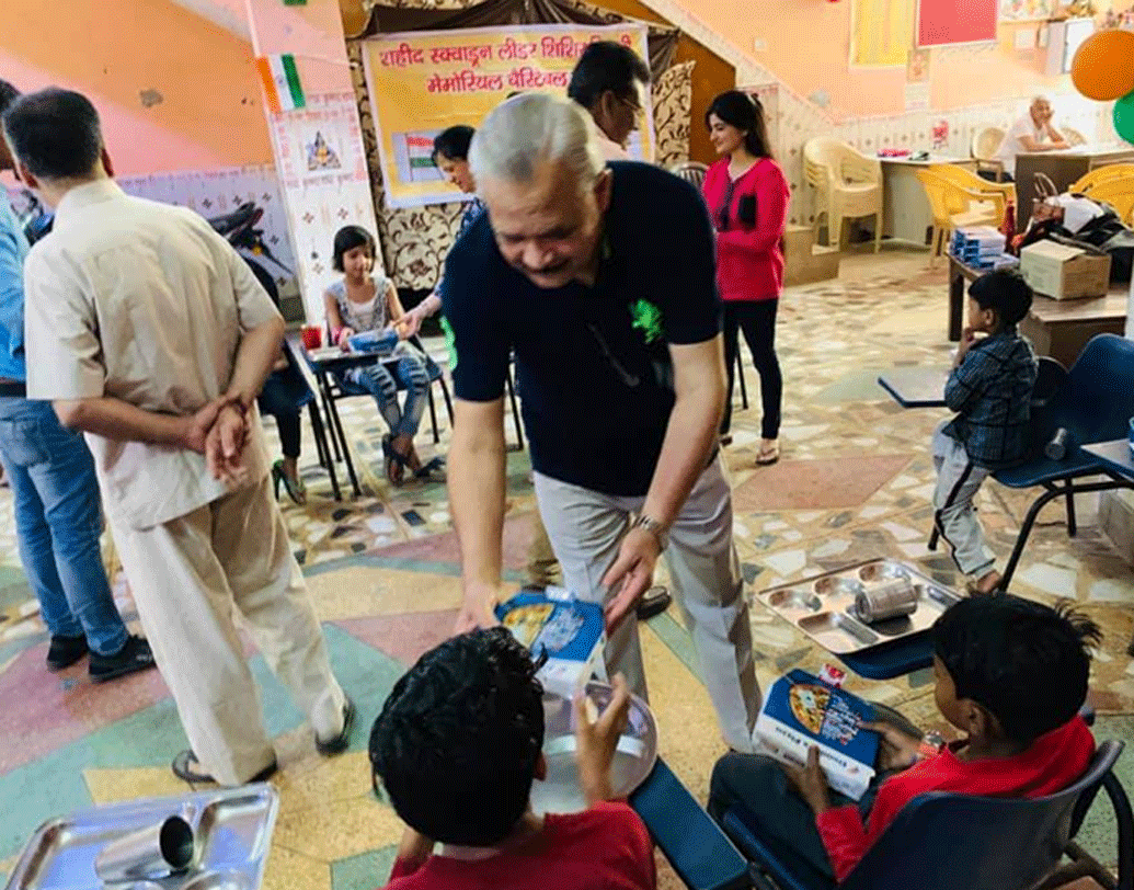 সবিতা এবং শরদ তিওয়ারি বুঝেছিলেন তাঁদের পক্ষে এটা করা খুবই কষ্টকর। কারণ প্রতিটা বাড়িতে গিয়ে অভিভাবকদের বুঝিয়ে ছেলেমেয়েদের স্কুলমুখী করতে হত।