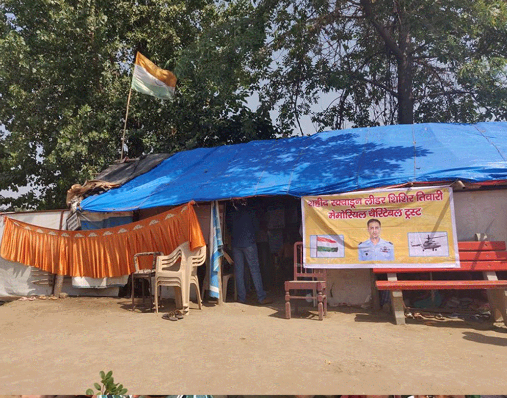 বস্তি কমিটি অবশ্য তাঁদের এই সত্ প্রচেষ্টাকে সমর্থন করেছিল। সবিতা-শরদের বন্ধু এবং আত্মীয় পরিজনও এগিয়ে এসেছিলেন সাহায্যের জন্য। বস্তি কমিটি একটা ফাঁকা জায়গা দেখে দিয়েছিলেন অস্থায়ী স্কুল করার জন্য।