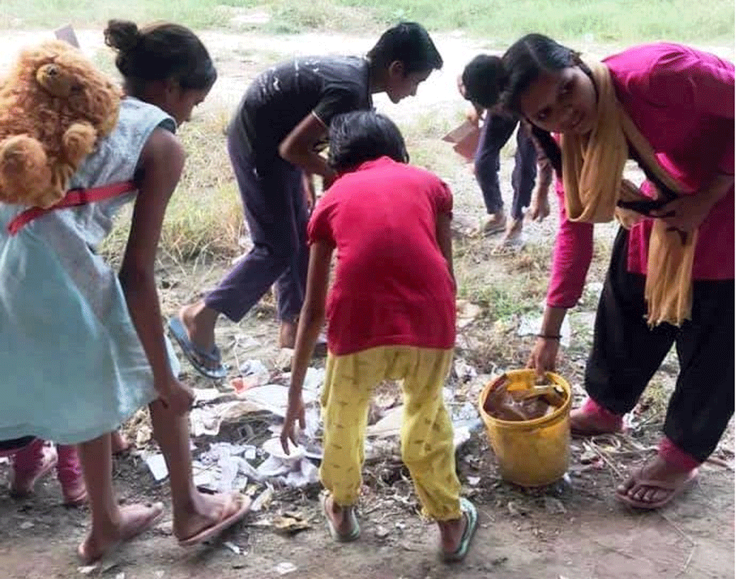 সবিতাদেবী জানিয়েছেন, প্রথমেই তাদের পড়াশোনা করাতেন না তাঁরা। বস্তিকে কী ভাবে স্বাস্থ্যকর বানানো যায়, নিজের স্বাস্থ্যের কী ভাবে যত্ন নেওয়া যায়, পিরিয়ডের সময় মেয়েরা কী ভাবে নিজেদের যত্ন নেবে, প্রথম বছরটা এ সব শেখাতেই কেটে গিয়েছে।