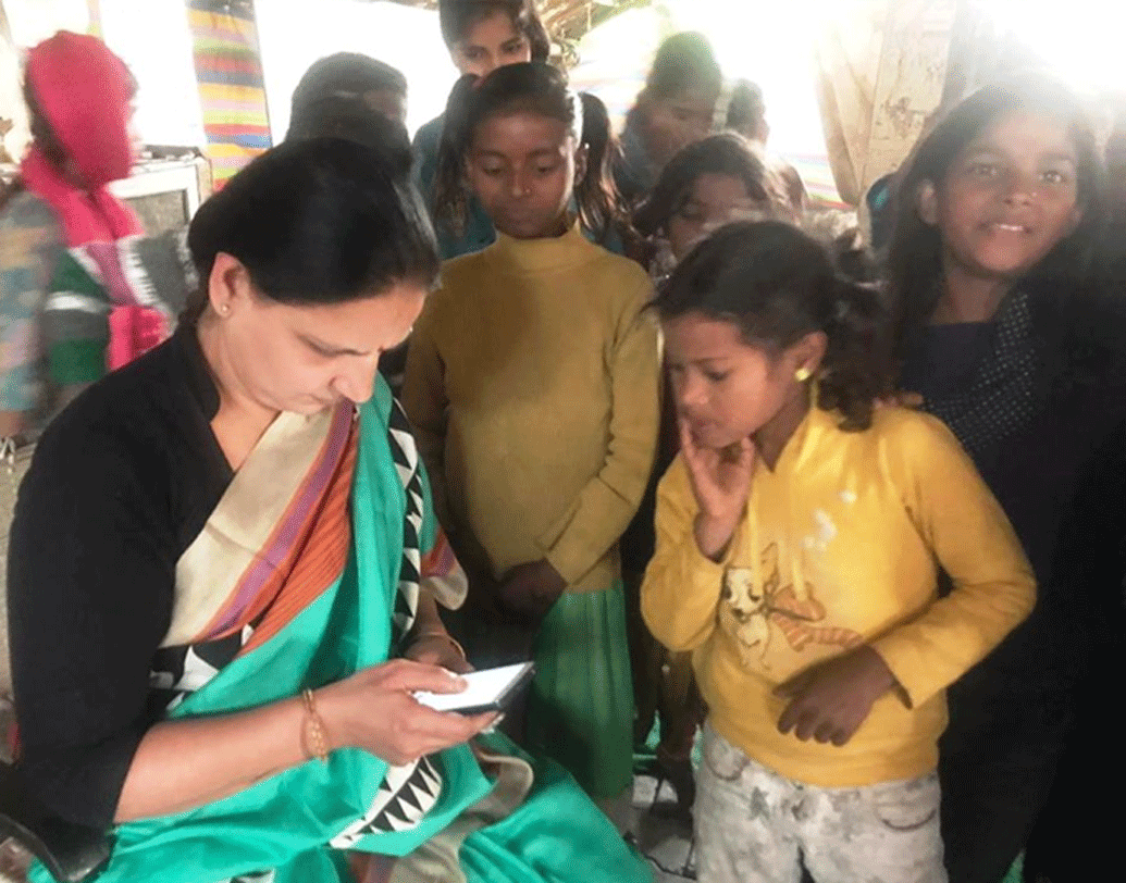 বস্তির রাস্তাঘাট এখন আগের থেকে অনেক পরিষ্কার, ছেলেমেয়েরাও রোজ সময়মতো স্নান করে পরিপাটি হয়ে স্কুলে আসে। তবে এখনও সব সমস্যা কাটেনি। এখনও বস্তির সবাইকে বোঝানো সম্ভব হয়নি শিক্ষার গুরুত্ব।