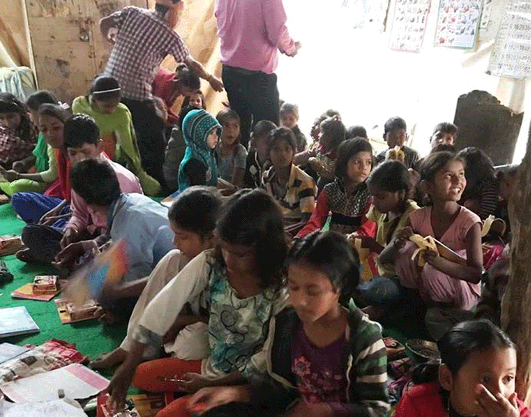 তাই মাঝে মধ্যেই বস্তি ছেড়ে দেওয়ার হুমকি দিয়ে উড়ো ফোন আসে শরদদের কাছে। তাতে অবশ্য পাত্তা দেন না তাঁরা। বরং তাঁদের ট্রাস্ট বস্তির পাশাপাশি একটা মেট্রো স্টেশনের নীচেও অস্থায়ী স্কুল খুলেছে। সেখানেও ৫০ জন পড়ুয়া এখন।