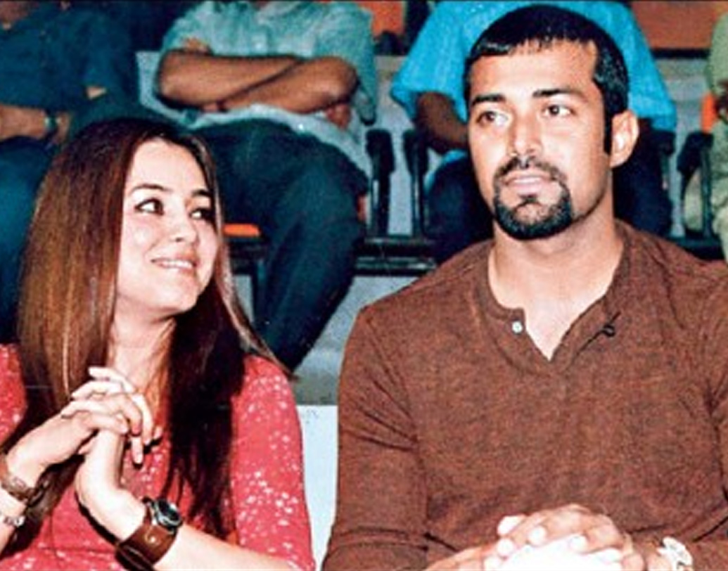 কেরিয়ারের তুঙ্গে থাকতেই লিয়েন্ডার পেজের সঙ্গে জড়িয়ে যায় তাঁর নাম। ২০০৪ সালে তাঁদের সম্পর্ক নিয়ে গুঞ্জন শোনা যায়। কিন্তু ২০০৬ সাল নাগাদ সে সম্পর্ক ভেঙে যায়। মহিমার অভিযোগ ছিল, তাঁকে লুকিয়ে সঞ্জয় দত্তের প্রাক্তন স্ত্রী রিয়া পিল্লাইয়ের সঙ্গে সম্পর্কে জড়িয়ে পড়েছিলেন লিয়েন্ডার। যা মহিমা মেনে নিতে পারেননি।