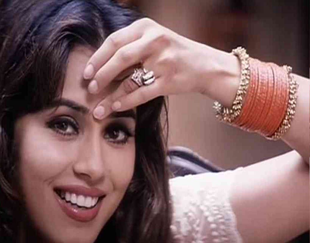 স্বামীর সঙ্গে বিচ্ছেদ হয়ে গেলেও মহিমা খাতায় কলমে ডিভোর্স করেননি। জানিয়েছেন, যদি কাউকে ভালবেসে আবার বিয়ে করার কথা ভাবেন, তবেই স্বামীর থেকে ডিভোর্স চাইবেন।