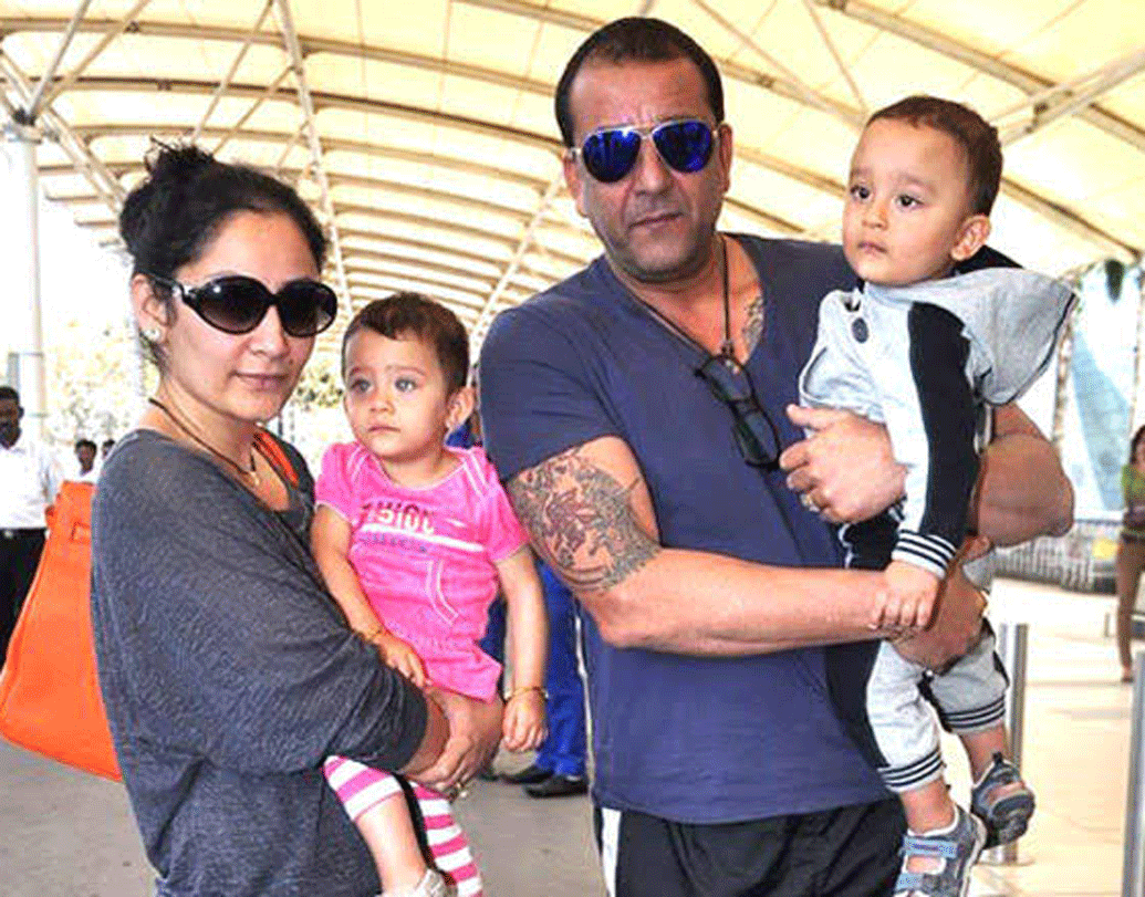 সঞ্জয় দত্ত এবং মান্যতা দত্ত: বলিউডের প্রিয় বাবার কাছে ২০১০ সালের ২১ অক্টোবর ছিল জীবনের সবচেয়ে দামি দিন। সে দিনই স্ত্রী মান্যতা সাহরান এবং ইকরা নামে দুই শিশুর জন্ম দেন।