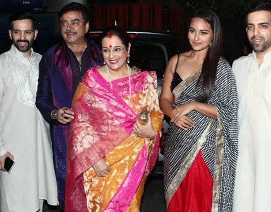 শত্রুঘ্ন সিনহা এবং পুনম সিনহা: শত্রুঘ্ন এবং পুনম যা চেয়েছিলেন তার চেয়ে অনেক বেশি পেয়েছেন, সে জন্য নিজেদের খুব লাকি মনে করেন তাঁরা। সোনাক্ষী সিনহ ছাড়াও তাঁদের আরও দুই সন্তান রয়েছে। যমজ। লব সিনহা এবং কুশ সিনহা।