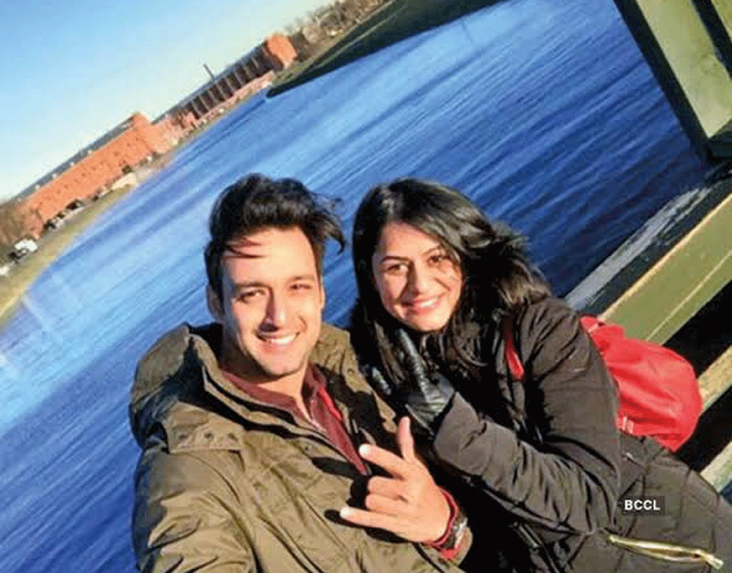 সৌরভ রাজ এবং রিদ্ধিমা: সাত বছর বিবাহিত জীবন কাটানোর পর অভিনেতা সৌরভ এবং তাঁর স্ত্রী রিদ্ধিমা যমজ সন্তানের জন্ম দেন। একটি মেয়ে একটি ছেলে। এখনও তাদের নামকরণ হয়নি।