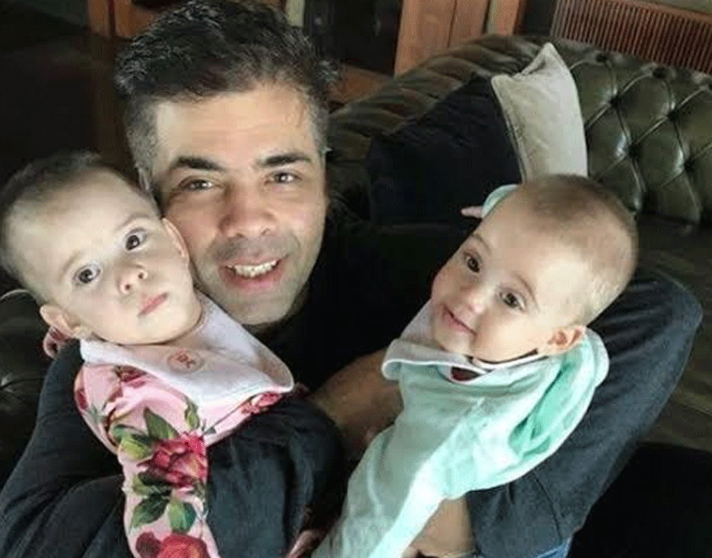 কর্ণ জোহর: যমজ সন্তানের বাবা হওয়ার খবর মিডিয়াকে দেওয়ার পর সকলেই বিস্মিত হয়েছিলেন। সারোগেসির মাধ্যমে যমজ সন্তানের বাবা হন কর্ণ জোহর। ছেলের নাম রাখেন যশ এবং মেয়ের নাম রাখেন রুহি।