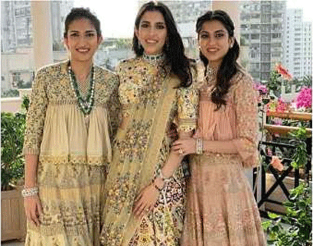 আর যদি হয় অম্বানী পরিবারের কোনও অনুষ্ঠানের কথা, তা হলে বলাই যায় যে, একই পোশাক তাঁরা সাধারণত কোনও অনুষ্ঠানে দ্বিতীয় বার পরেন না। পরিবারের প্রতিটা অনুষ্ঠানের জন্যই আলাদা ডিজাইনাওয়ালা পোশাক বানান তাঁরা।