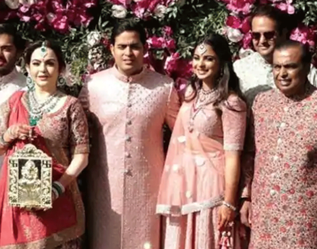 কিন্তু অম্বানী পরিবারে হঠাৎ কী এমন হল যে, সেই পরিবারের হবু পুত্রবধূকে একই পোশাকে দুটো আলাদা পারবারিক অনুষ্ঠানে যোগ দিতে হল!