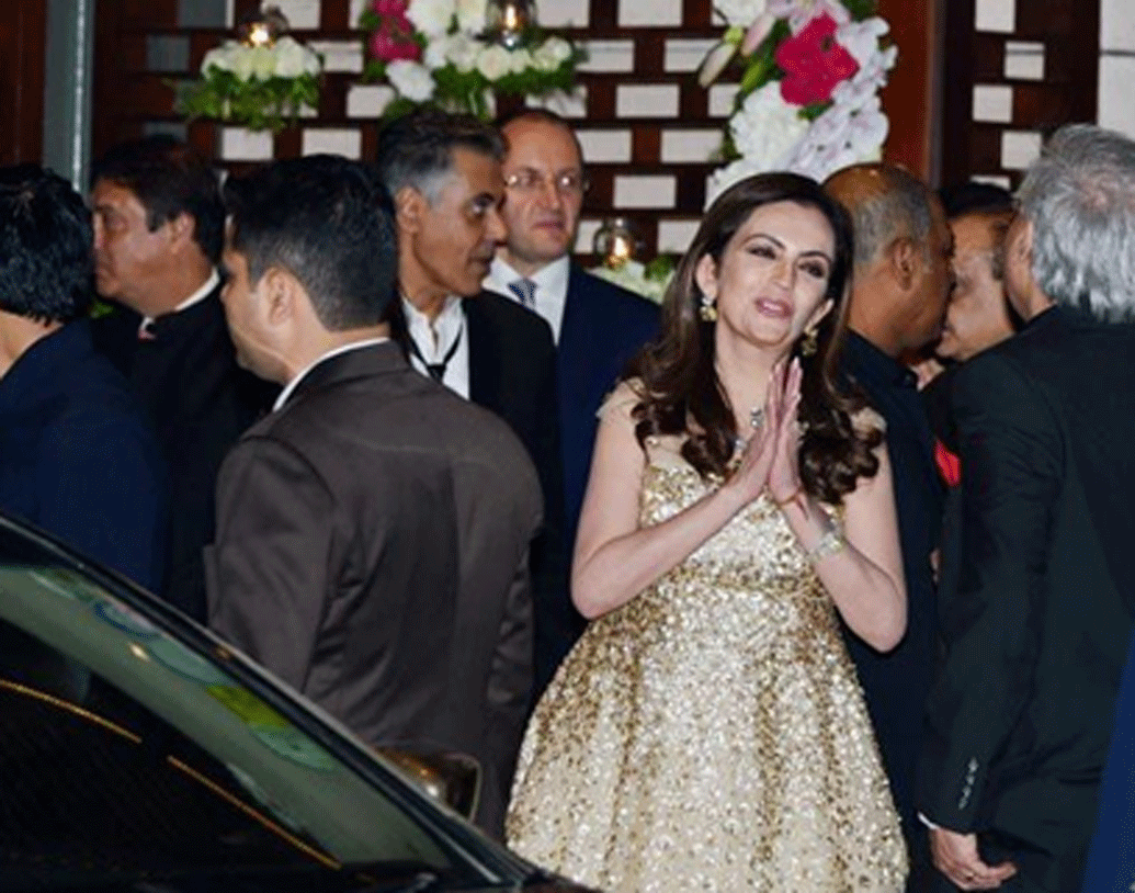 সম্প্রতি অ্যান্টিলিয়ায় ধুমধাম করে ভাগ্নির বিয়ে উপলক্ষে জমকালো পার্টি দিয়েছিলেন মুকেশ অম্বানী। মুকেশ ও অনিল অম্বানীর বোন নীনা কোঠারির মেয়ে নয়নতারার বিয়ে সামনেই। সেই উপলক্ষেই এই প্রি-ওয়েডিং ব্যাশ। অম্বানী পরিবারের সদস্যদের পাশাপাশি পার্টির মধ্যমণি ছিলেন বলিউডের নক্ষত্ররা।